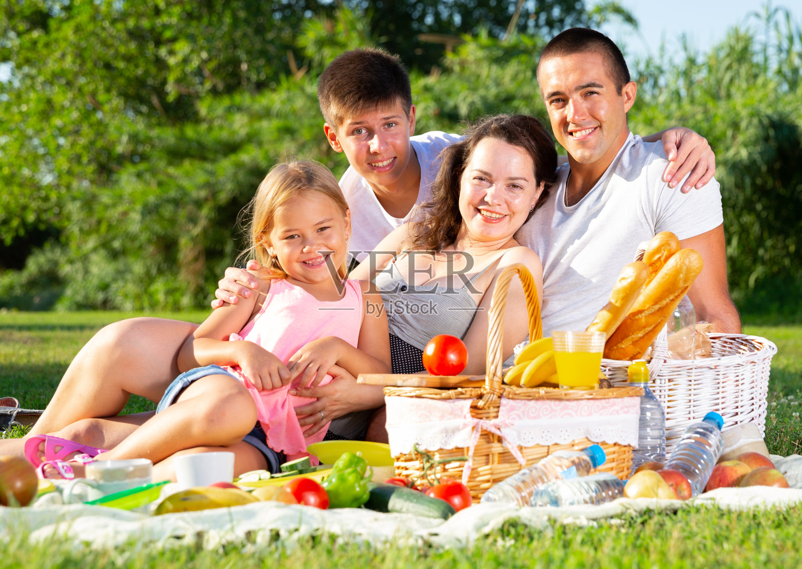 一家人野餐照片摄影图片