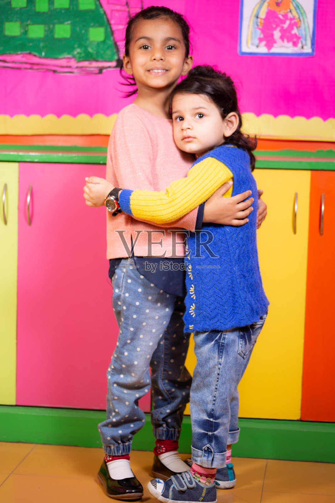 孩子们在幼儿园互相拥抱照片摄影图片