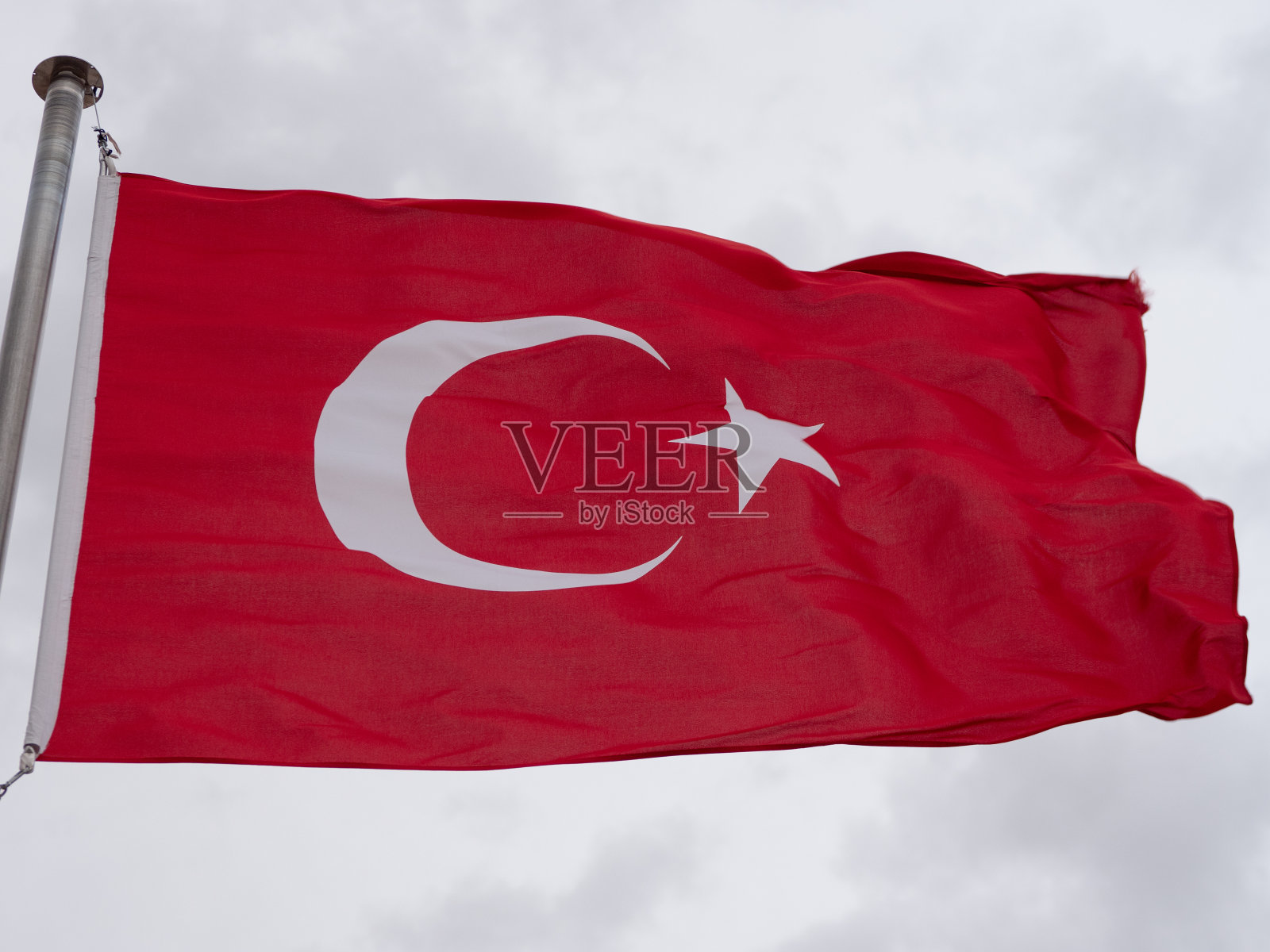 土耳其安纳托利亚中部卡帕多西亚的乌奇萨尔上方的土耳其国旗照片摄影图片