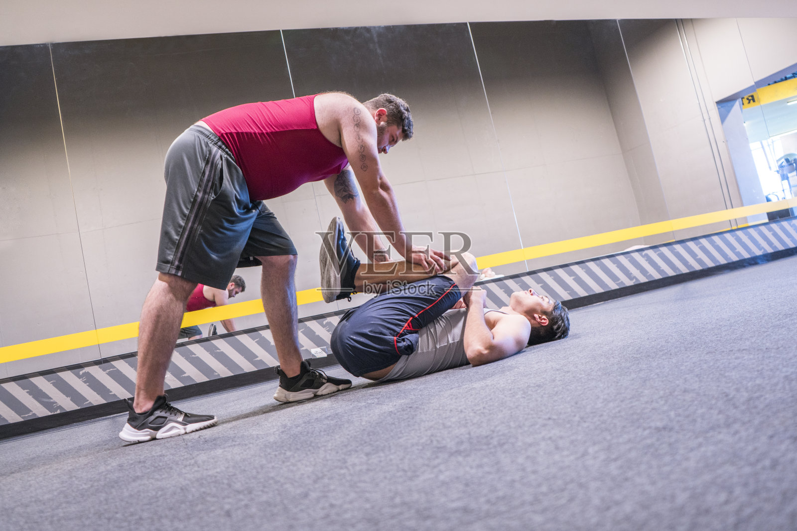 两名拉丁裔男子在训练开始前几分钟做伸展运动照片摄影图片