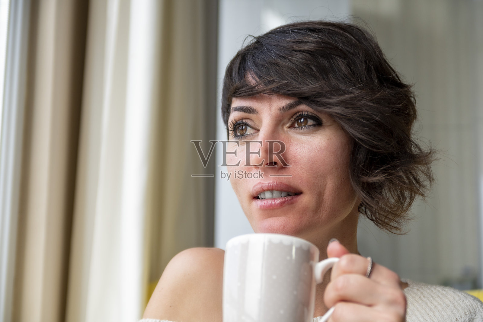 在家中靠近窗户的女人照片摄影图片