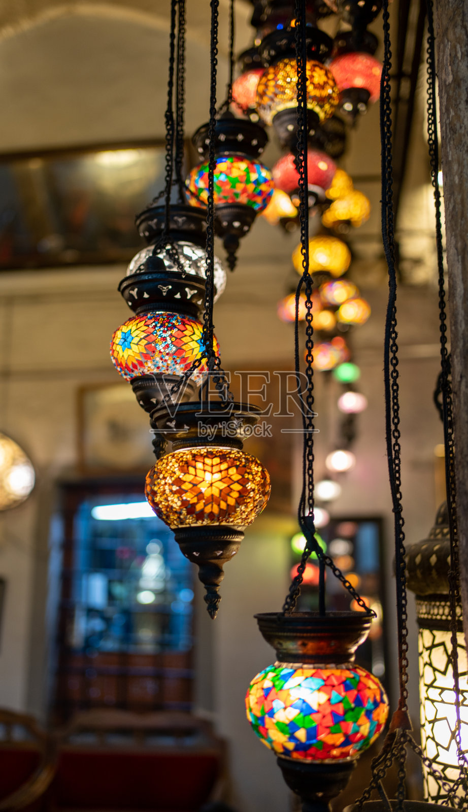 悬挂在天花板上的土耳其青铜灯笼照片摄影图片
