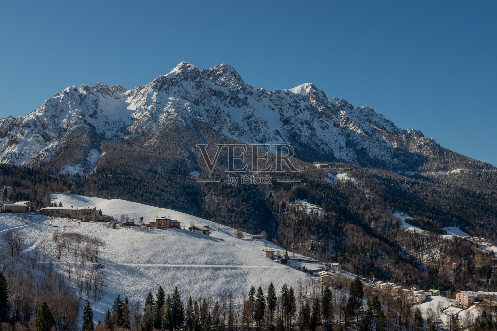 雪后的蒙塔塔那村照片摄影图片