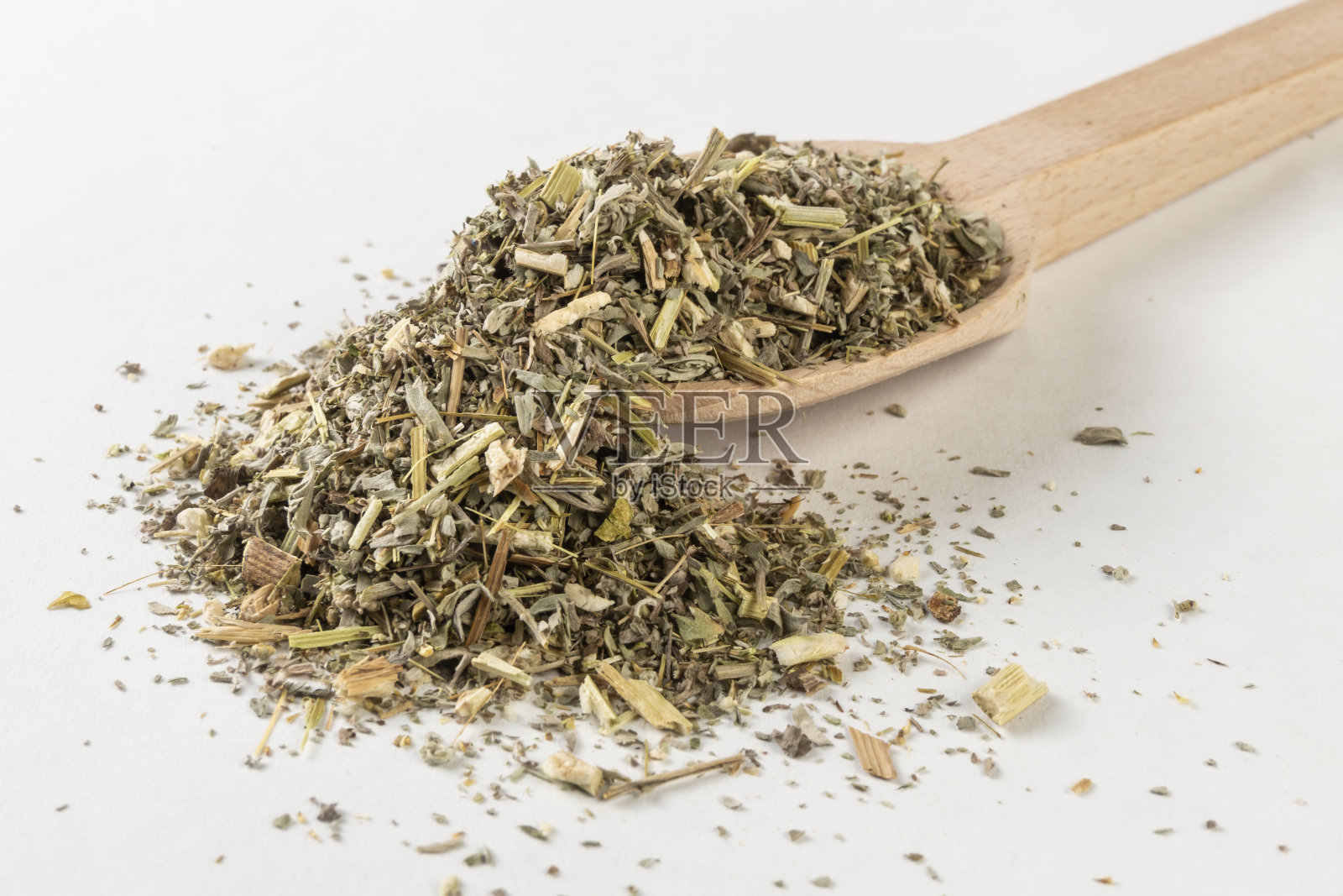 苦艾草或拉丁文苦艾草在木勺中孤立在白色背景上。药用愈合草药。草药。替代医学照片摄影图片