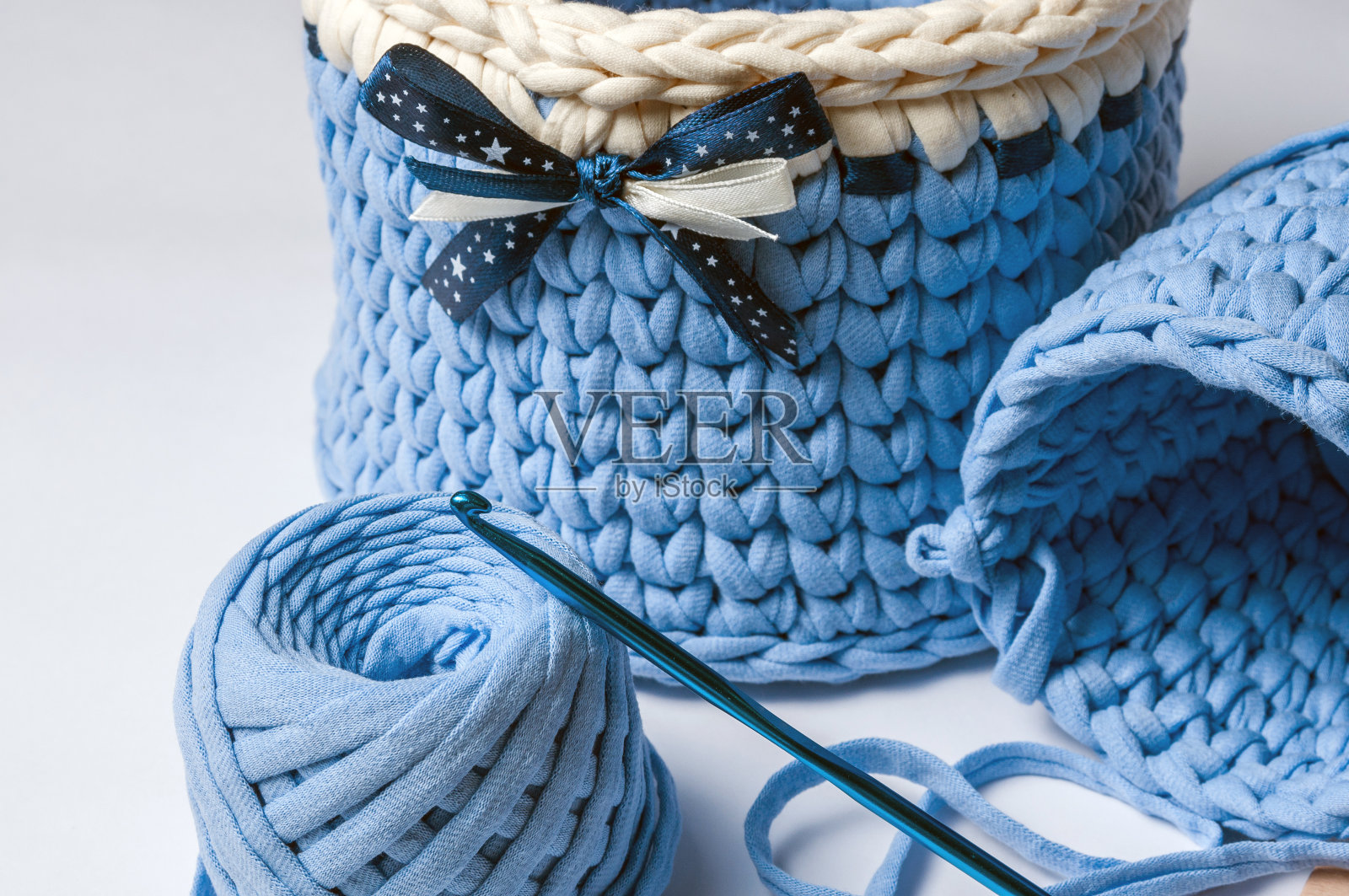 钩针和针织品。手工篮子。钩针厚线程。针织纱照片摄影图片