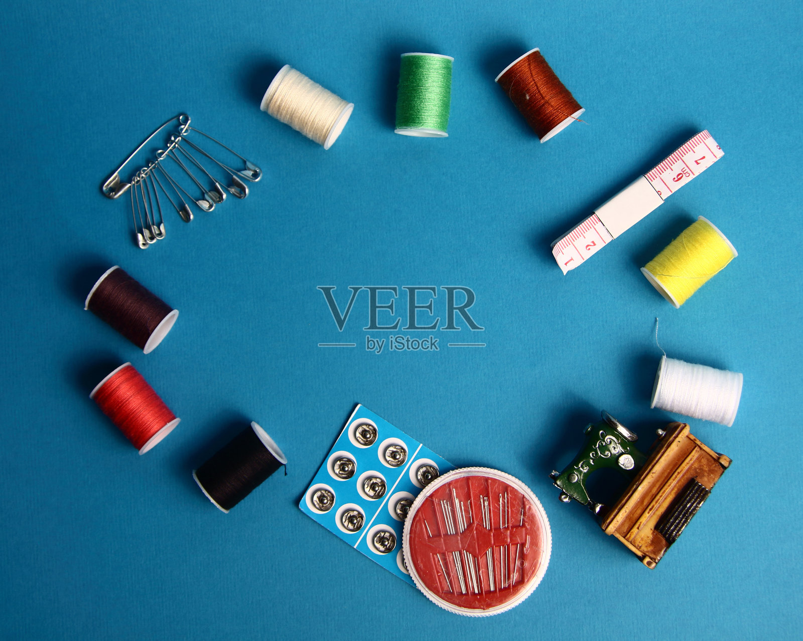 刺绣工具包在蓝色的背景平lay。图像包含复制空间照片摄影图片