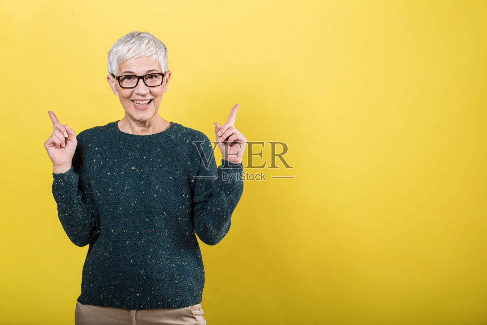 一个正在拍照的女人照片摄影图片