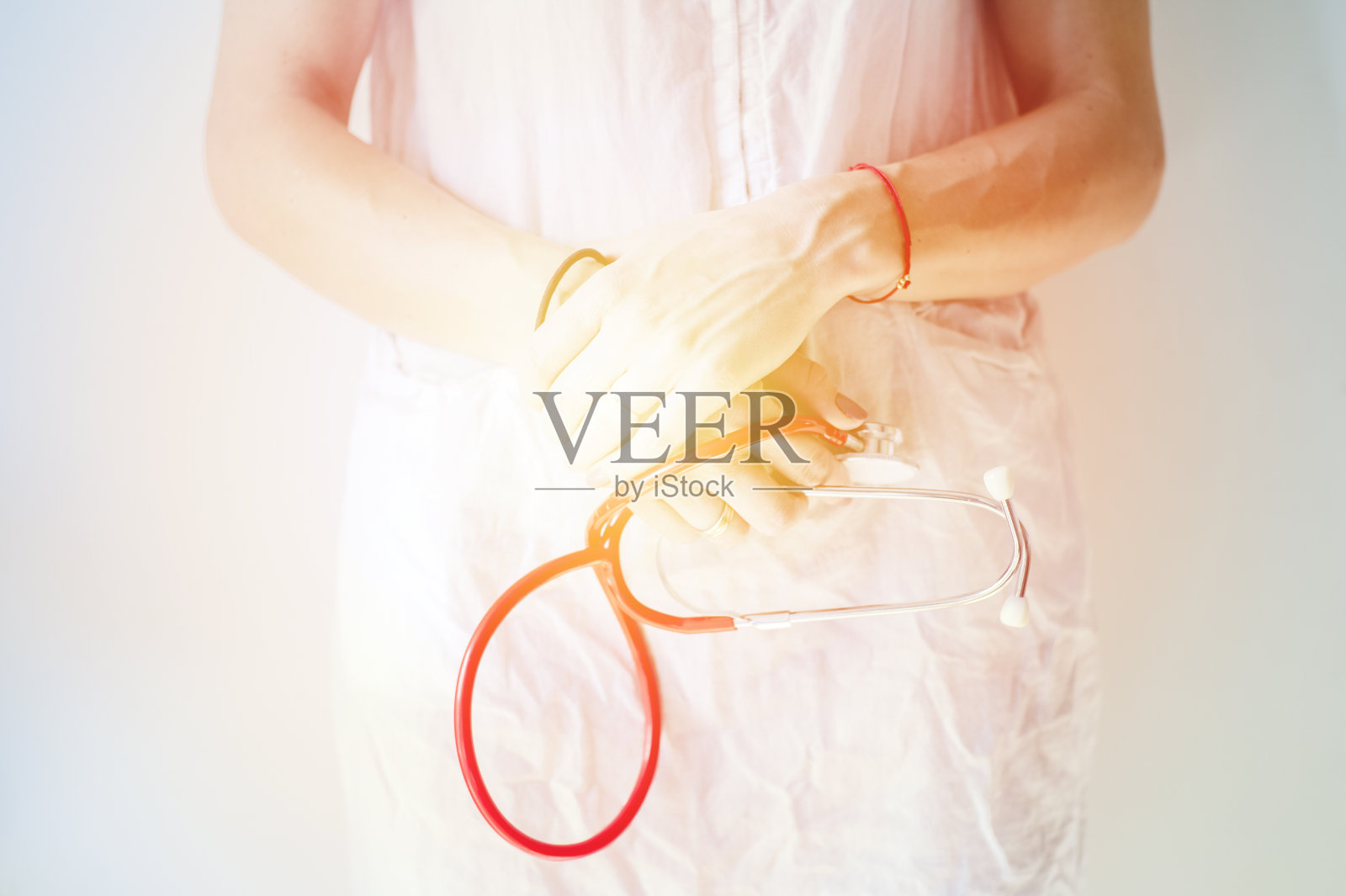 疲惫但美丽的医生女性，带着听诊器照片摄影图片