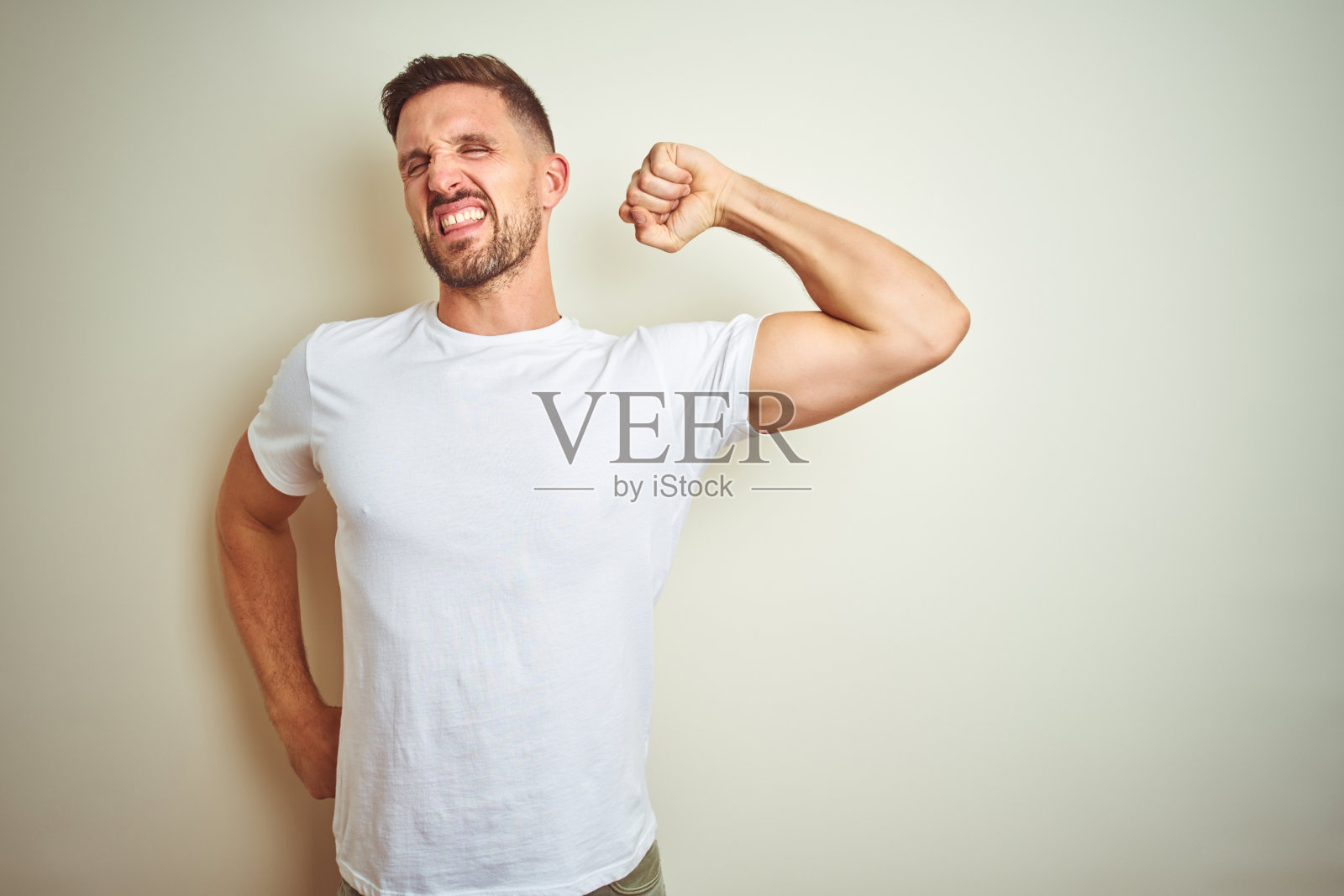 伸懒腰、疲惫的年轻英俊男人照片摄影图片