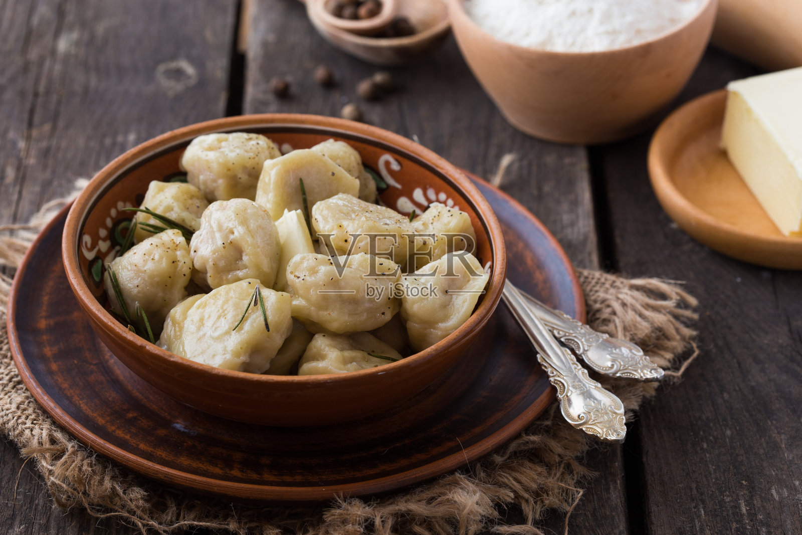 饺子馅有肉馅、意大利饺子、水饺。饺子馅。俄罗斯菜。副本的空间。照片摄影图片