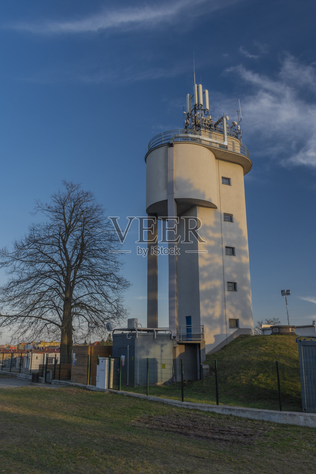 日落时分，摩拉维亚地区的特雷比奇镇山上的水塔照片摄影图片