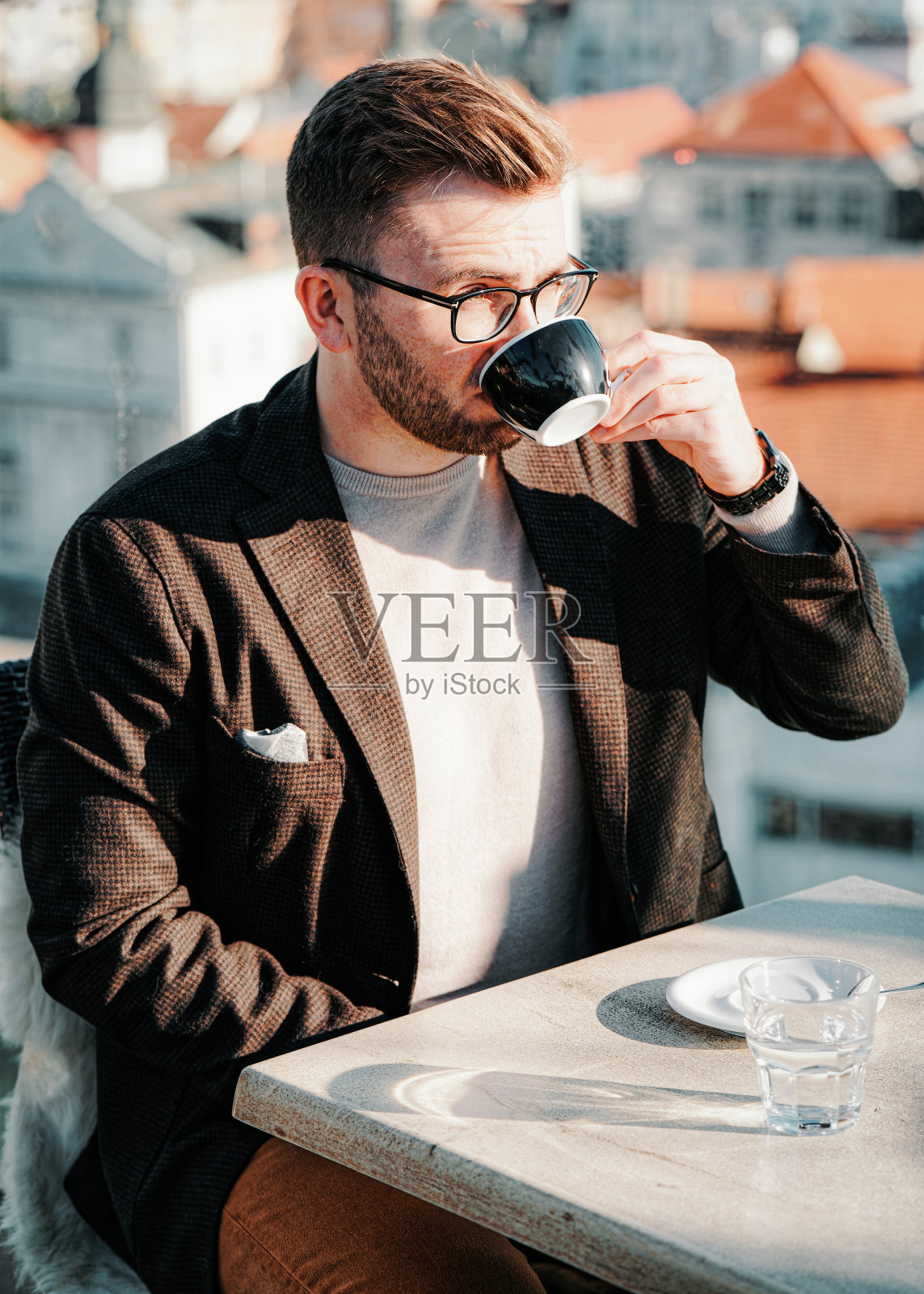 一名白人男子在咖啡馆喝咖啡照片摄影图片