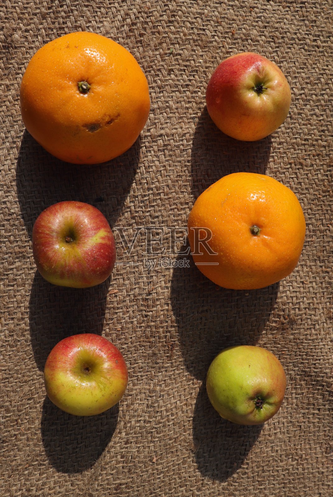橘子和苹果在黄麻背景线，完美的壁纸和背景照片摄影图片