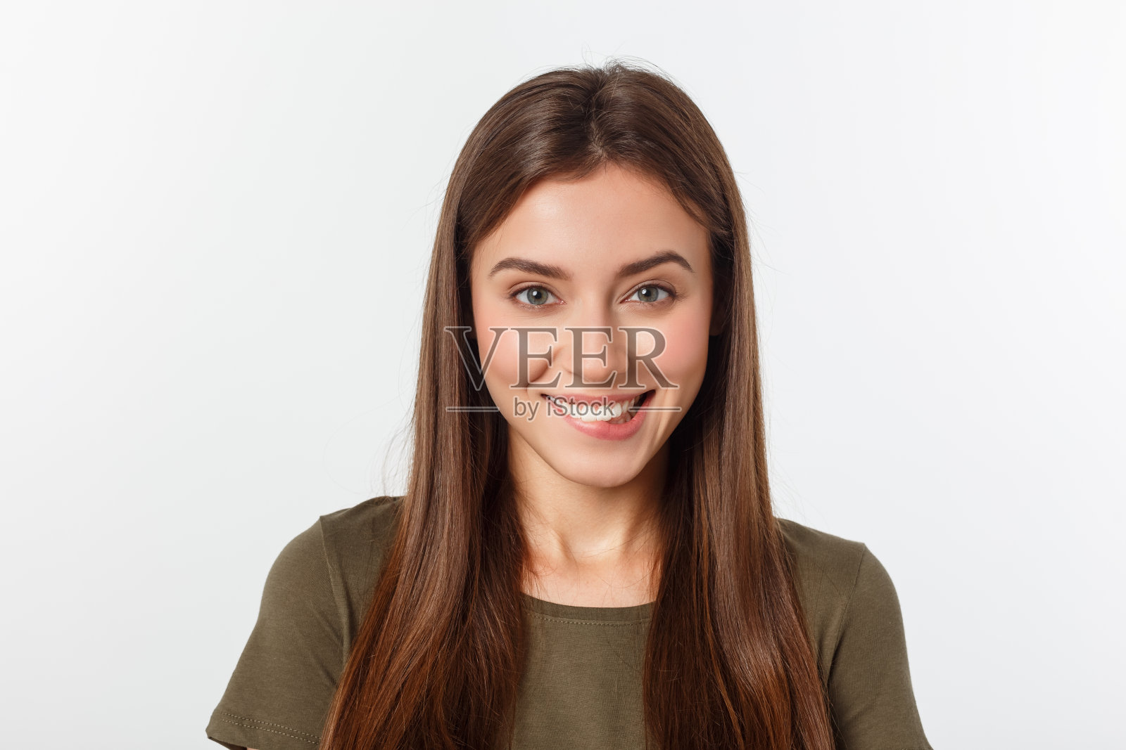 年轻女性的休闲肖像，面带微笑，在白色背景的影棚中摆姿势照片摄影图片