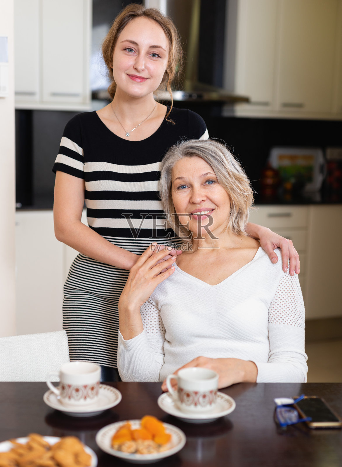 两名女子在厨房照片摄影图片