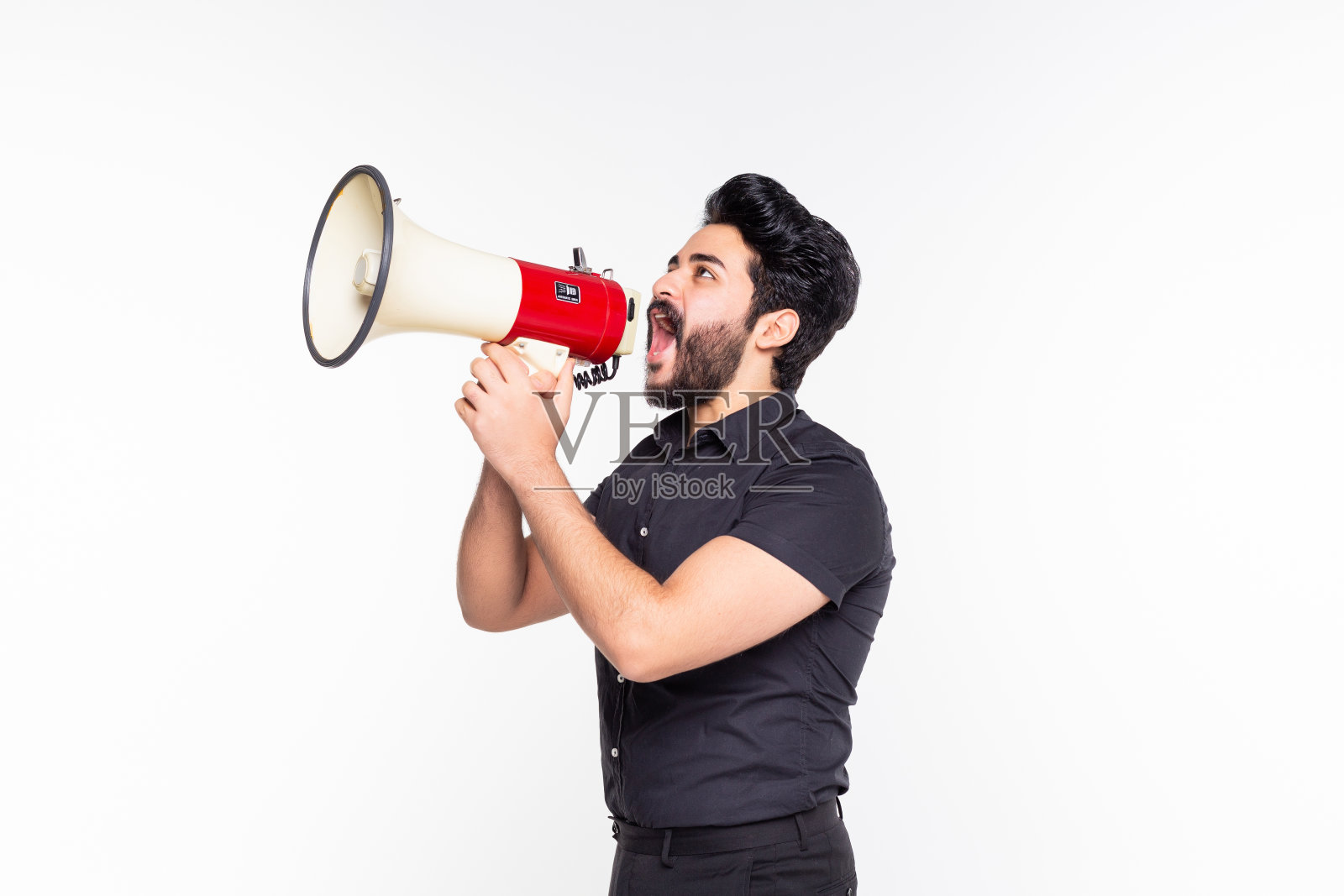 年轻男子的肖像英俊的呼喊使用扩音器在白色的背景照片摄影图片