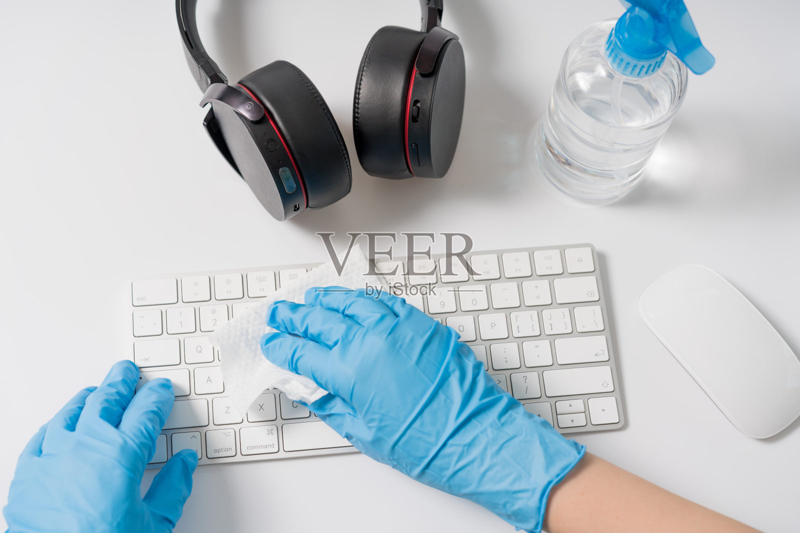 手在丁腈手套清洁和消毒数码产品照片摄影图片