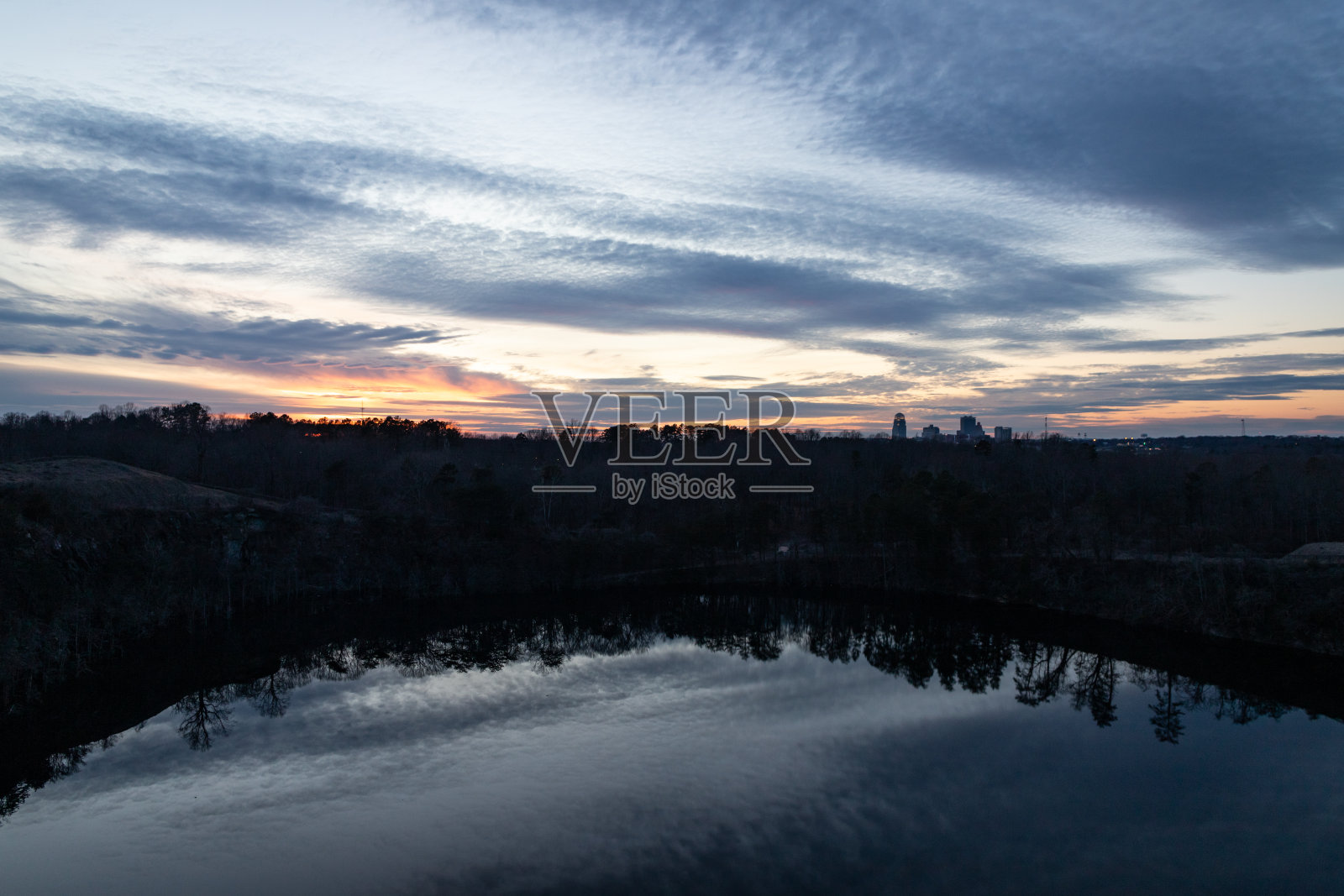 温斯顿塞勒姆，北卡罗莱纳州的日落天际线照片摄影图片