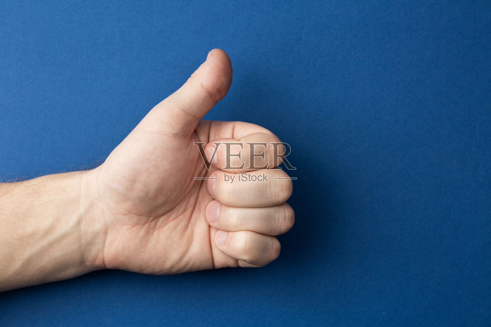 左手大拇指朝上。照片摄影图片