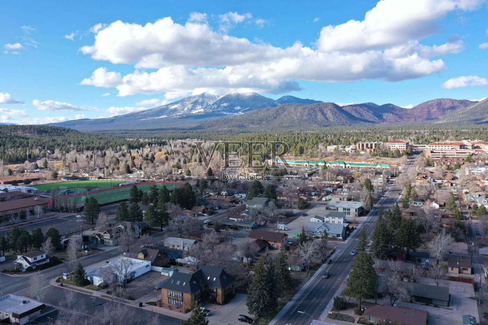 美丽的旗杆山，在春假期间。照片摄影图片