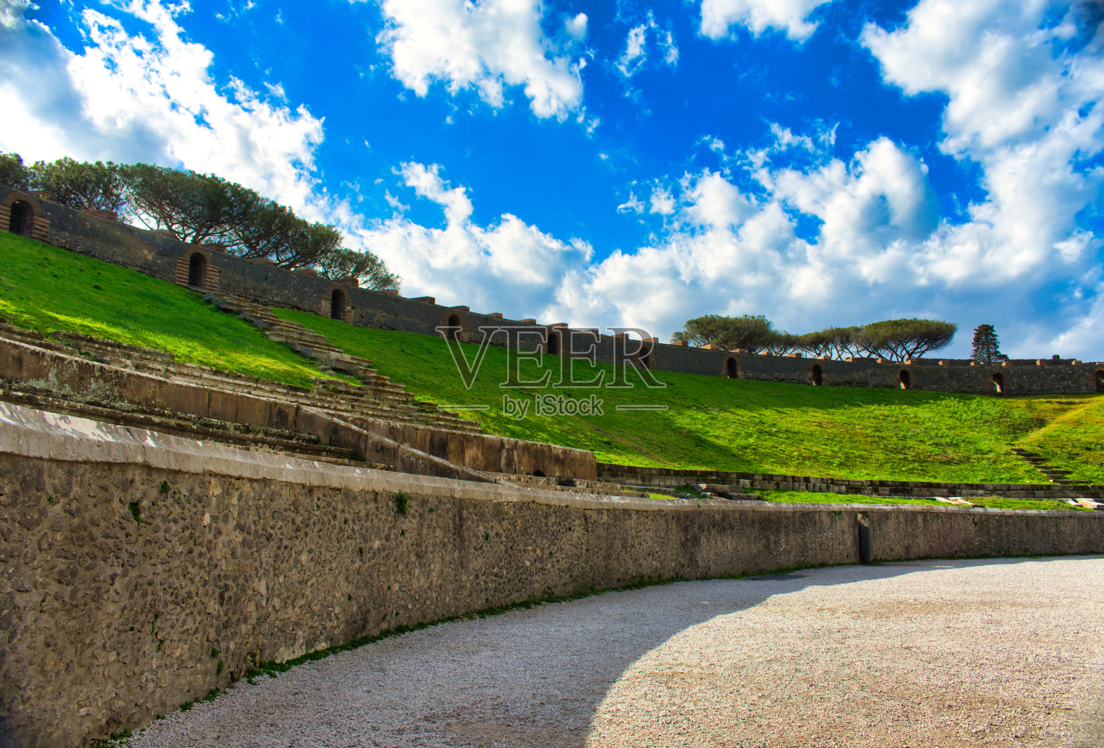 COVID-19冠状病毒感染期间的古代考古发掘照片摄影图片