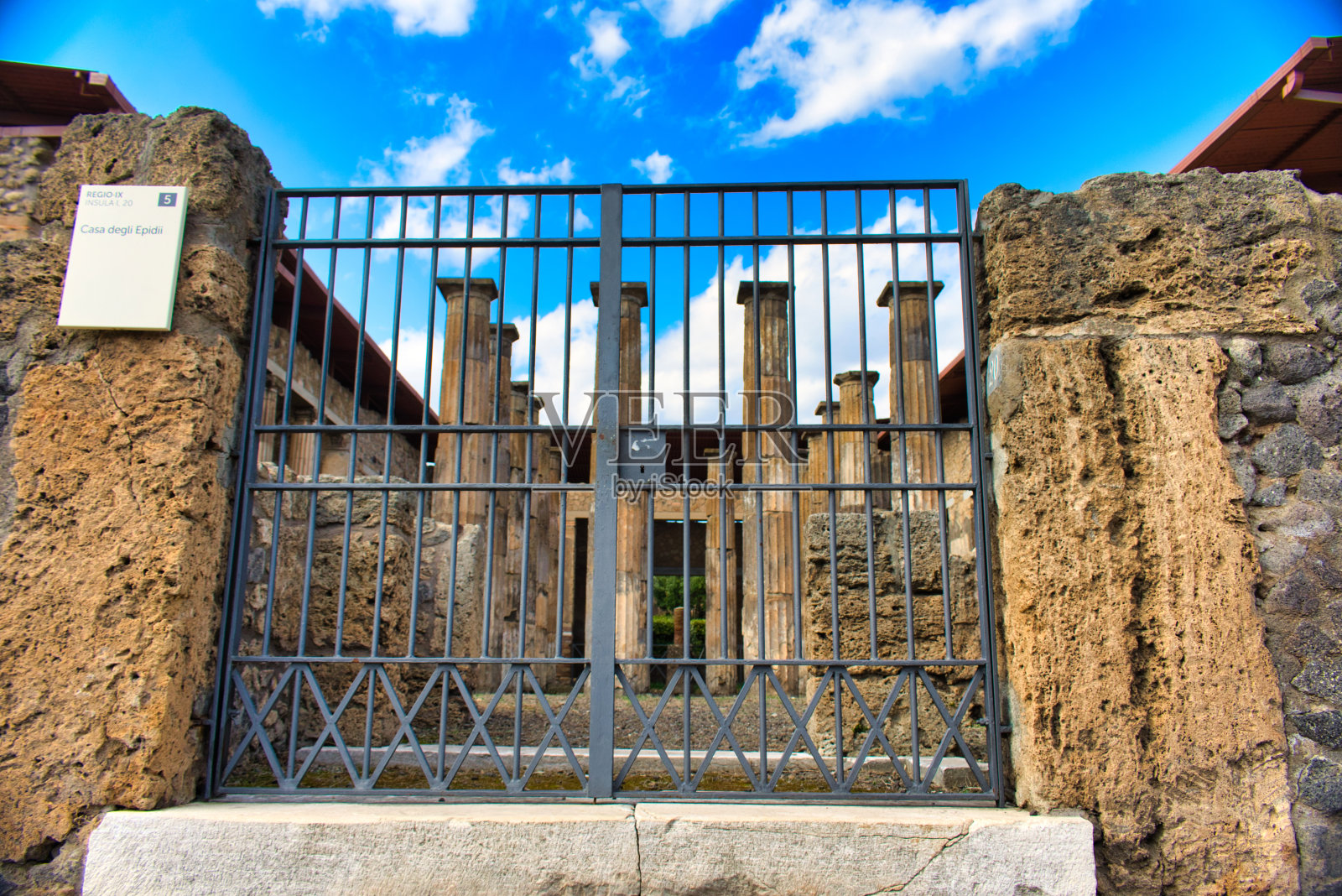 COVID-19冠状病毒感染期间的古代考古发掘照片摄影图片