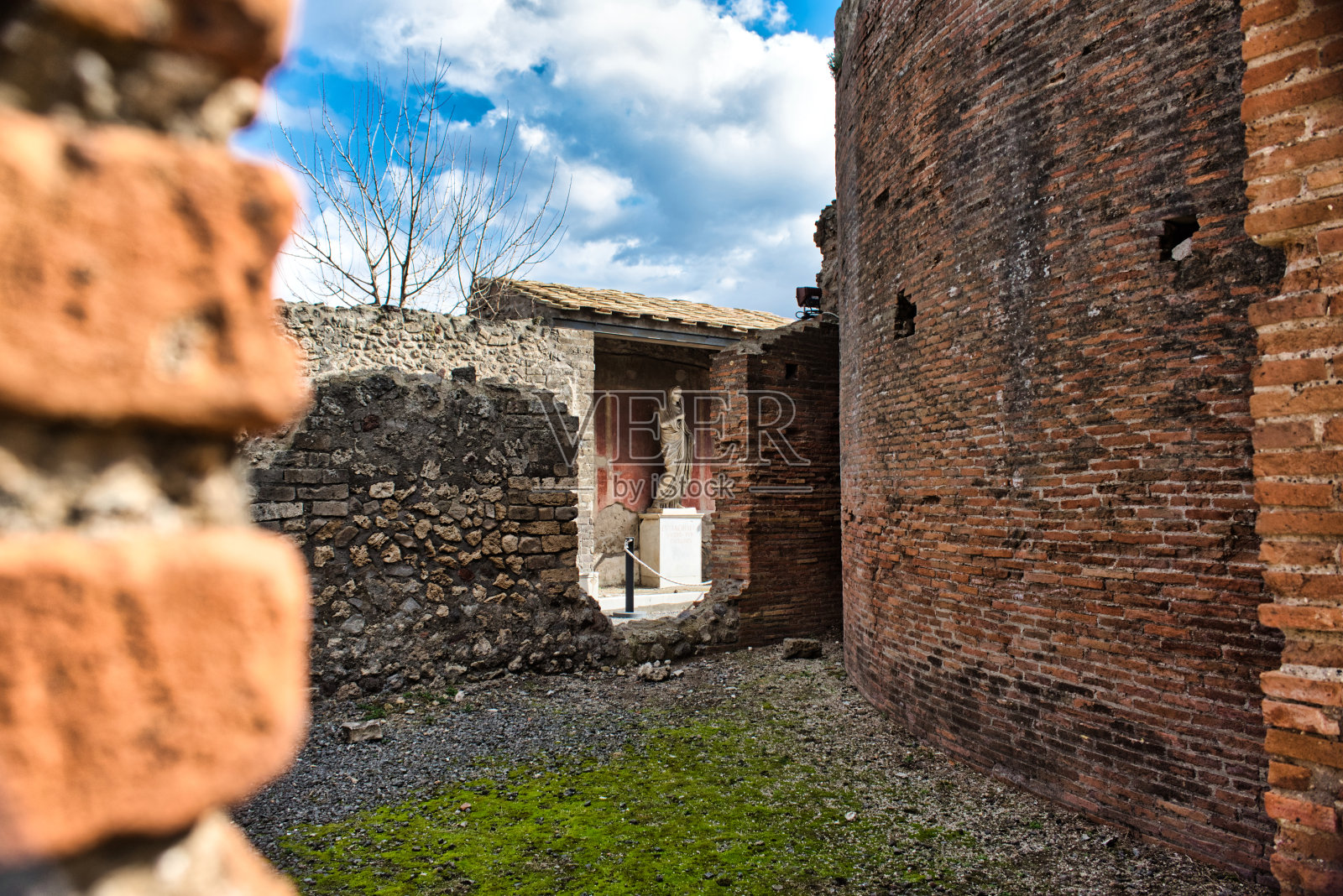 COVID-19冠状病毒感染期间的古代考古发掘照片摄影图片