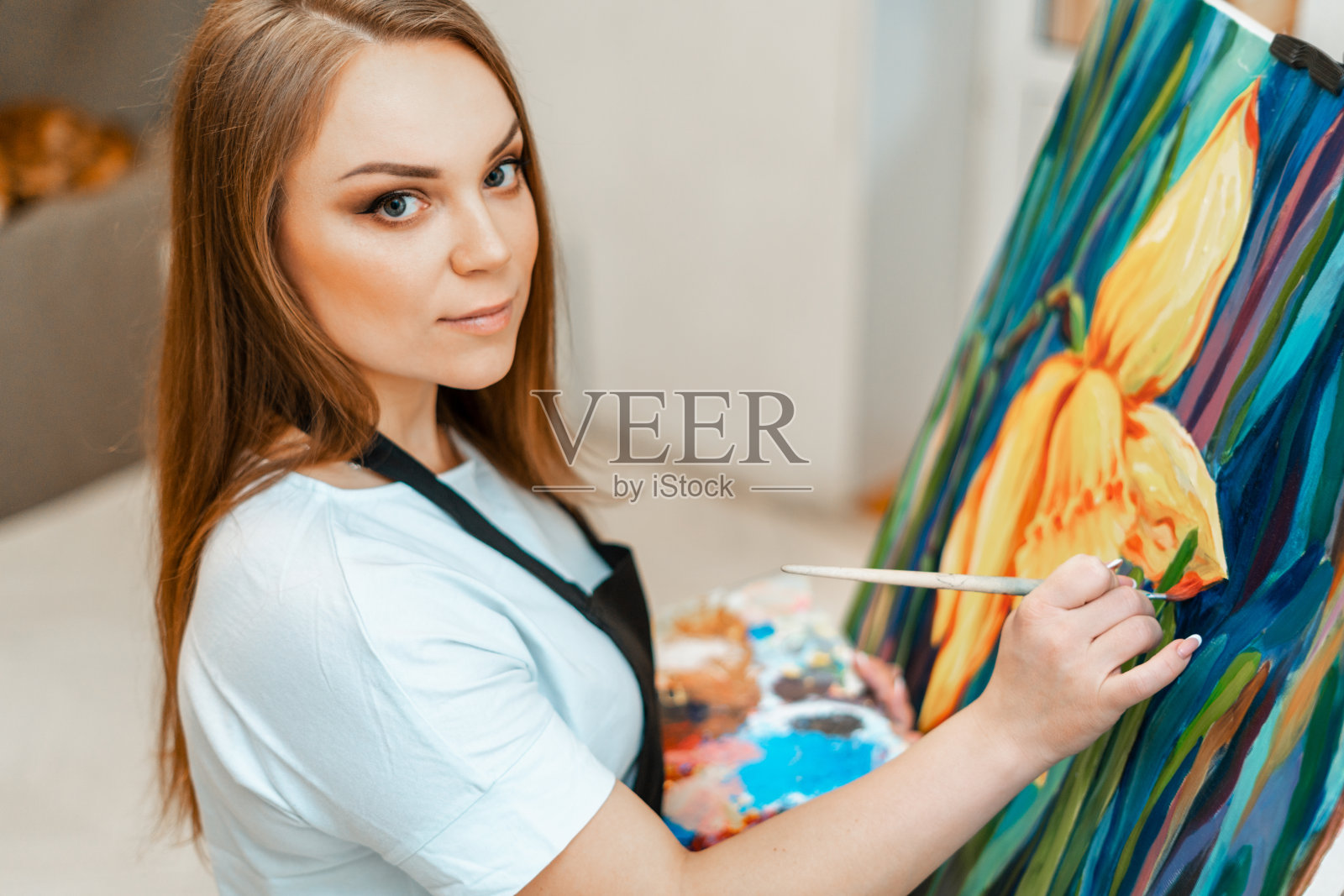 艺术：年轻女艺术家绘画作品照片摄影图片