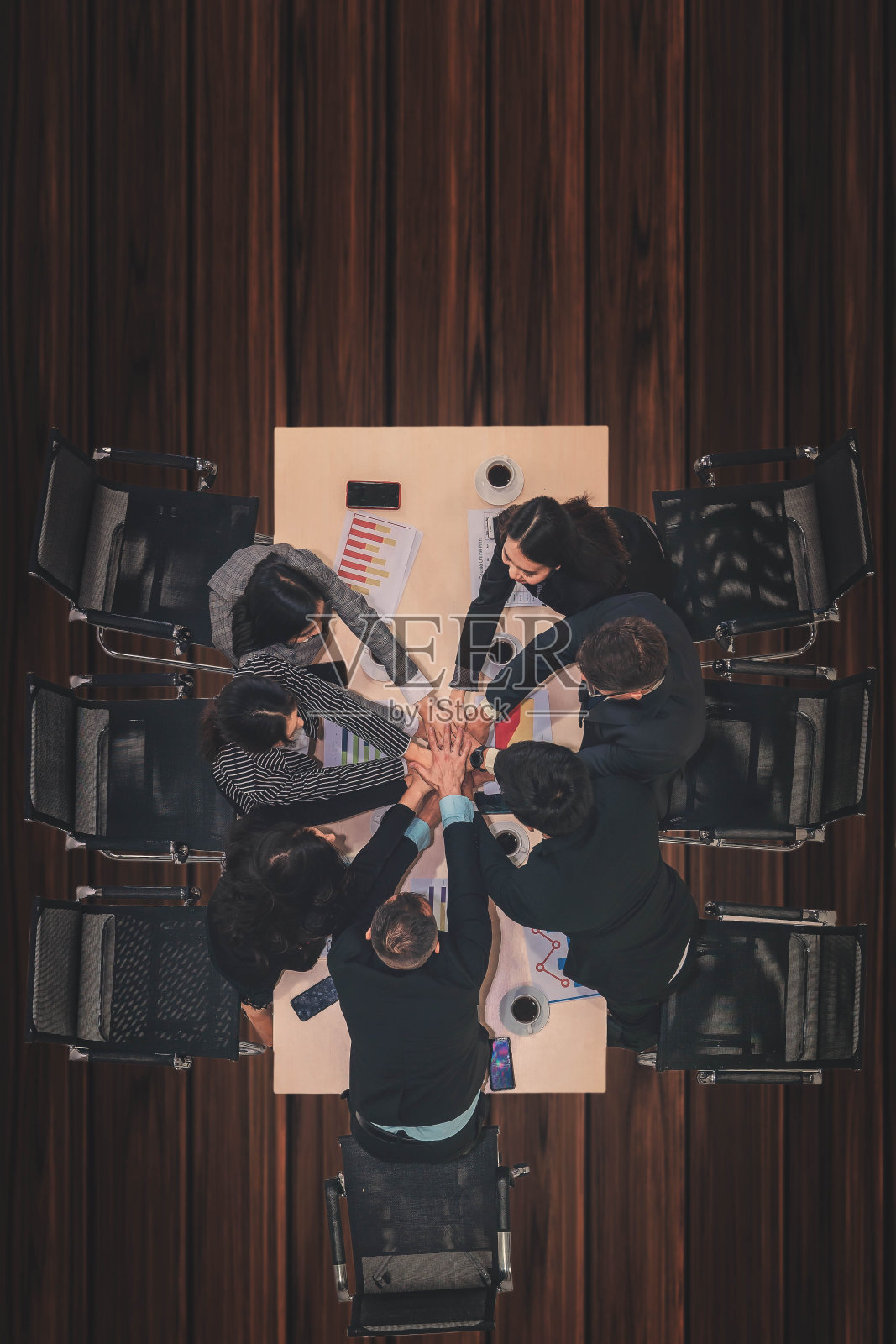 商务背景：商人在会议室里举手庆祝成功，展示团队合作精神照片摄影图片