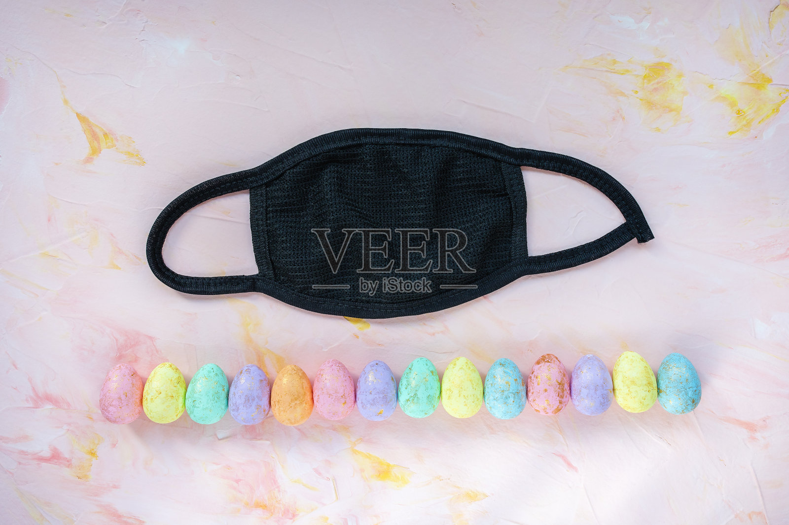 冠状病毒概念期间的复活节。鸡蛋和面具照片摄影图片