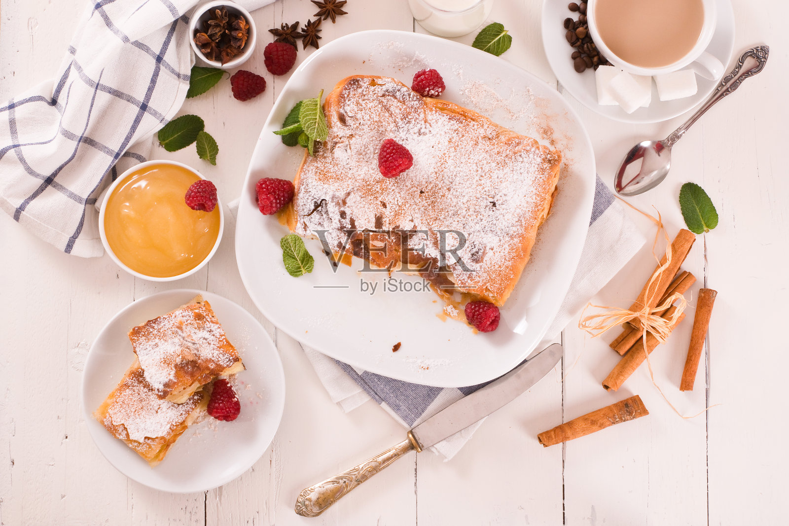 加奶油的希腊松饼。照片摄影图片