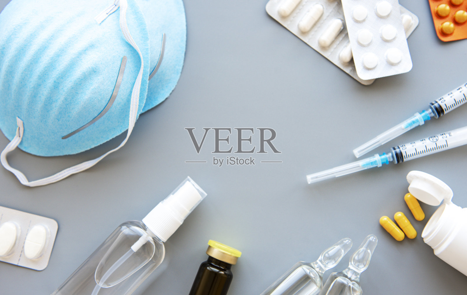 蓝色医用口罩和药丸照片摄影图片