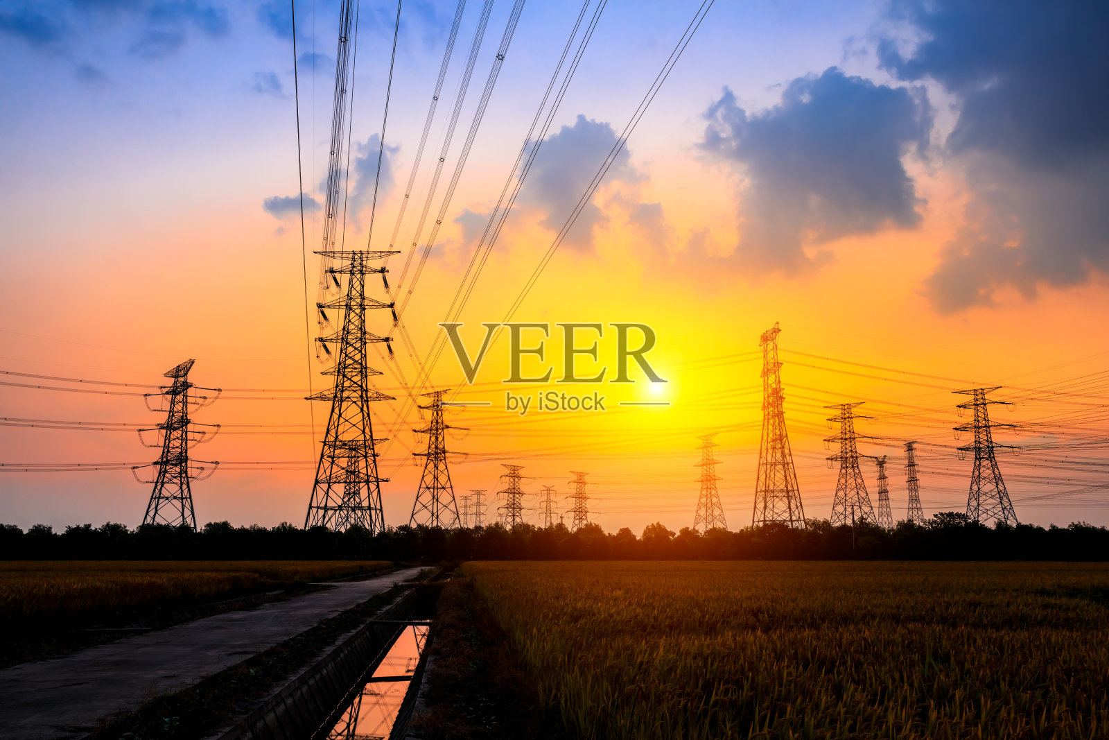 夏季工业高压输电塔和美丽的自然景观照片摄影图片