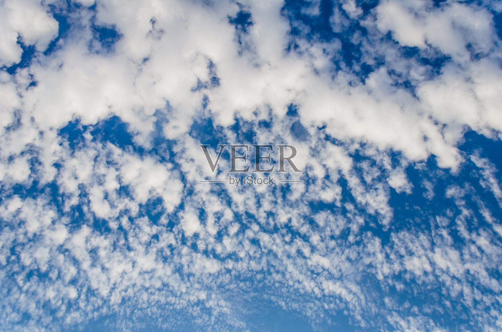 明亮的蓝天上飘着白云。大自然的美照片摄影图片