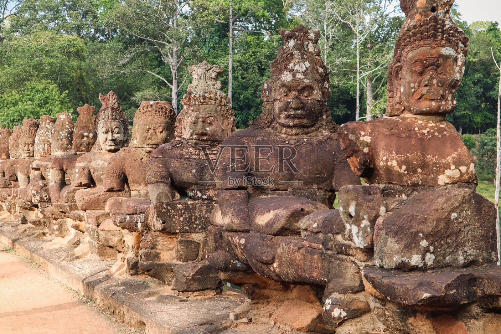 吴哥窟桑门上的古桥雕塑照片摄影图片