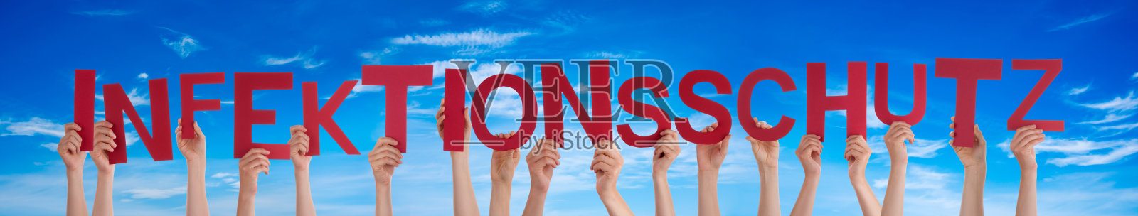 人手牵手防护感染字，防护感染蓝天照片摄影图片