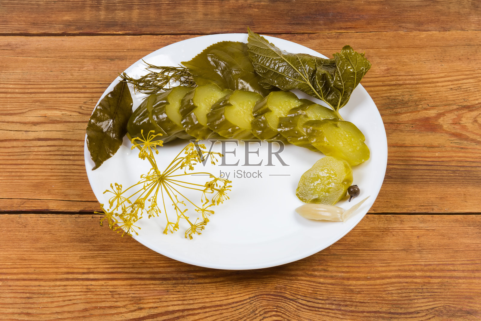 黄瓜片罐头、药草罐头等照片摄影图片