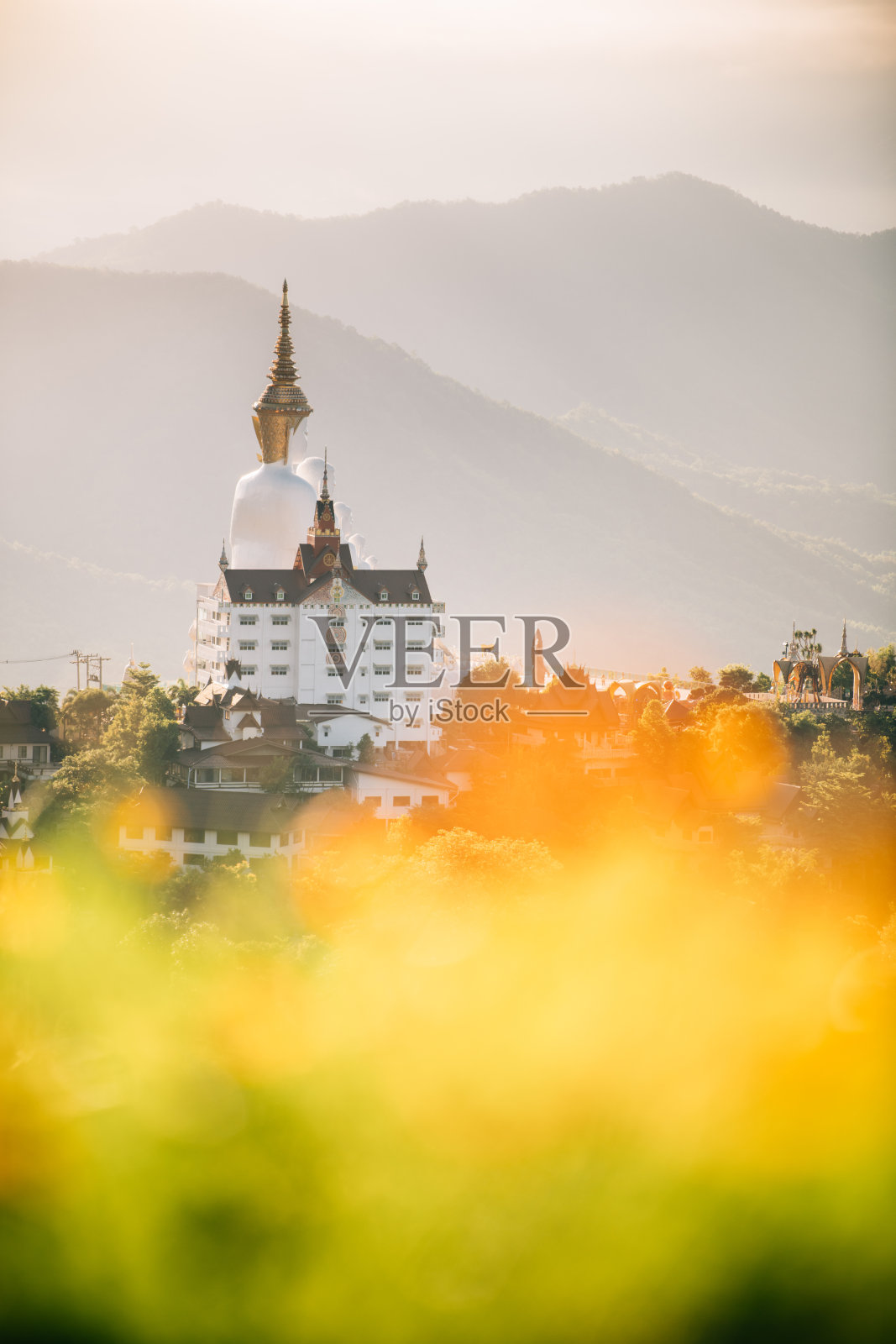 泰国白差汶省佛寺的佛像安装照片摄影图片