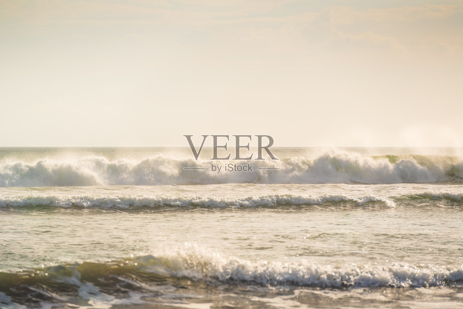 印度尼西亚巴厘岛日落时热带海滩海的宽角视图照片摄影图片