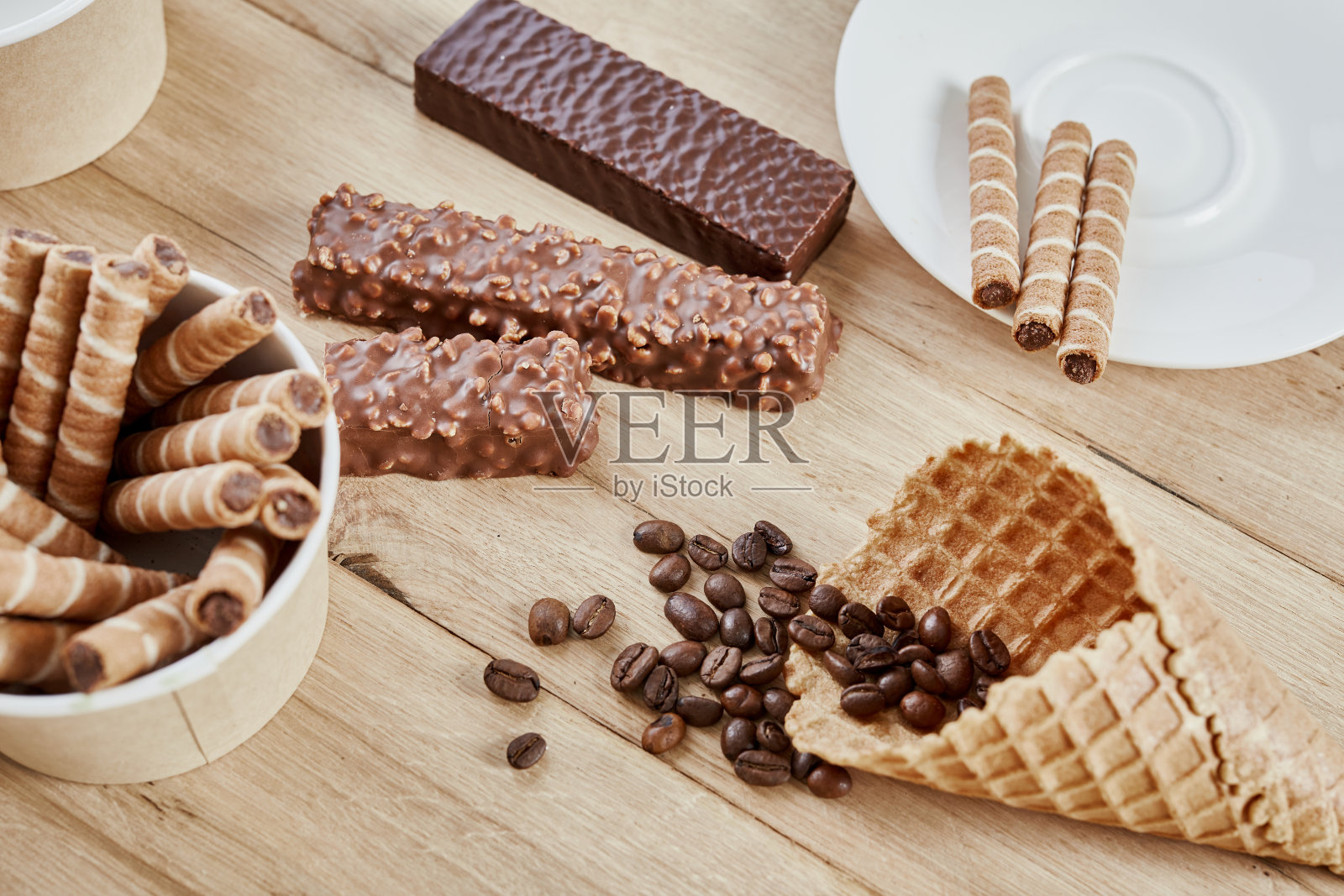 华夫饼卷和巧克力糖果，木质背景上的咖啡豆，俯视图照片摄影图片