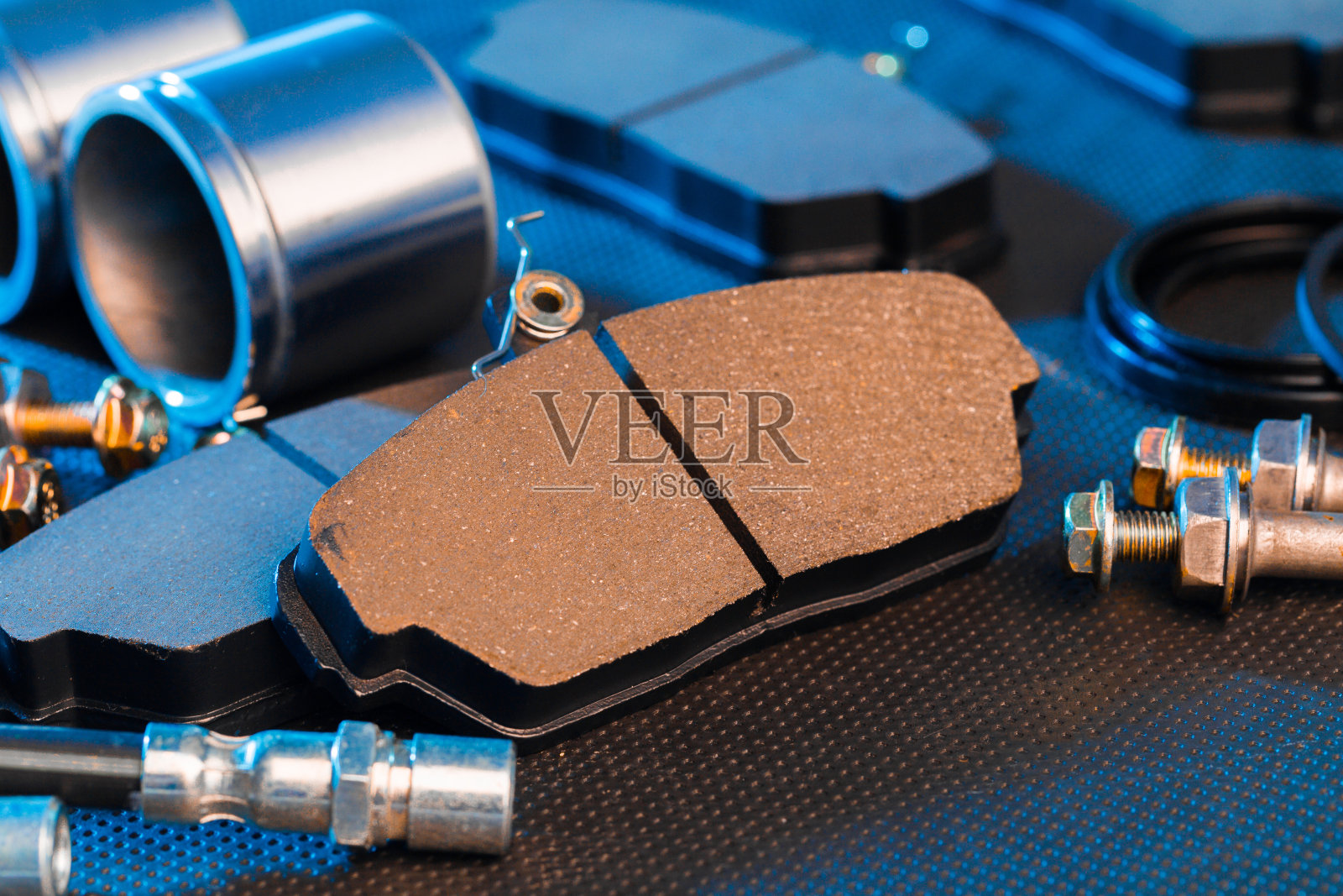 刹车片在黑暗的背景-图像照片摄影图片