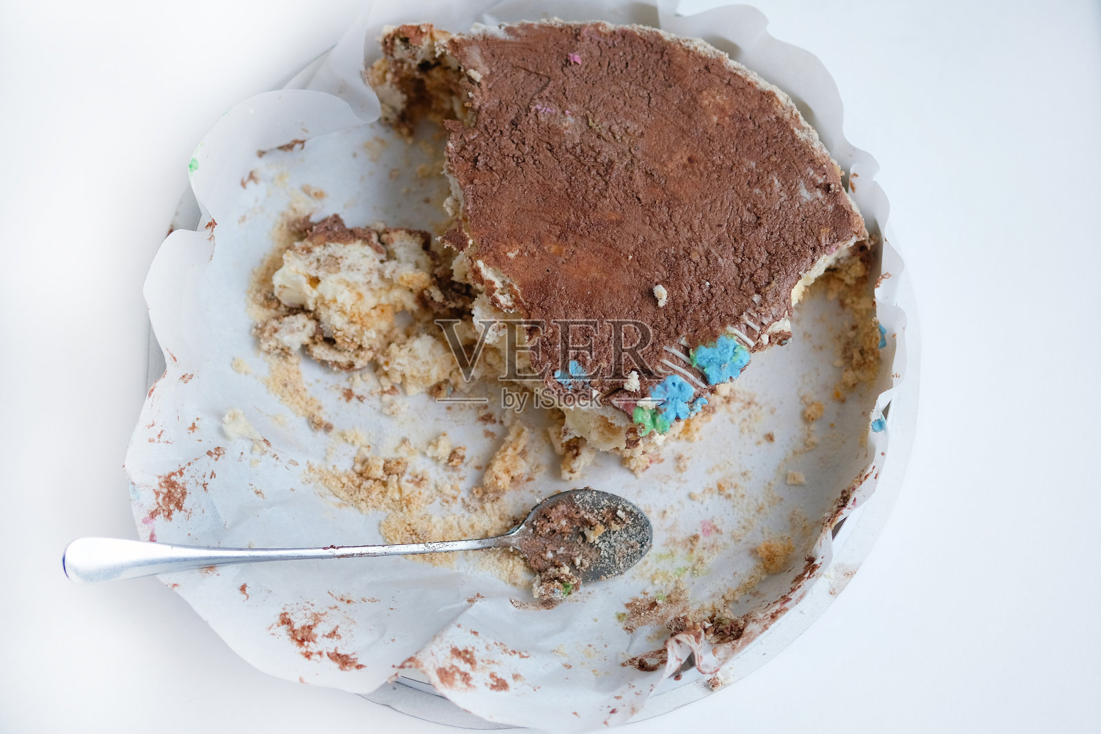 蛋糕盒里的蛋糕俯视图。盒子里的一块蛋糕和一茶匙的特写镜头。照片摄影图片