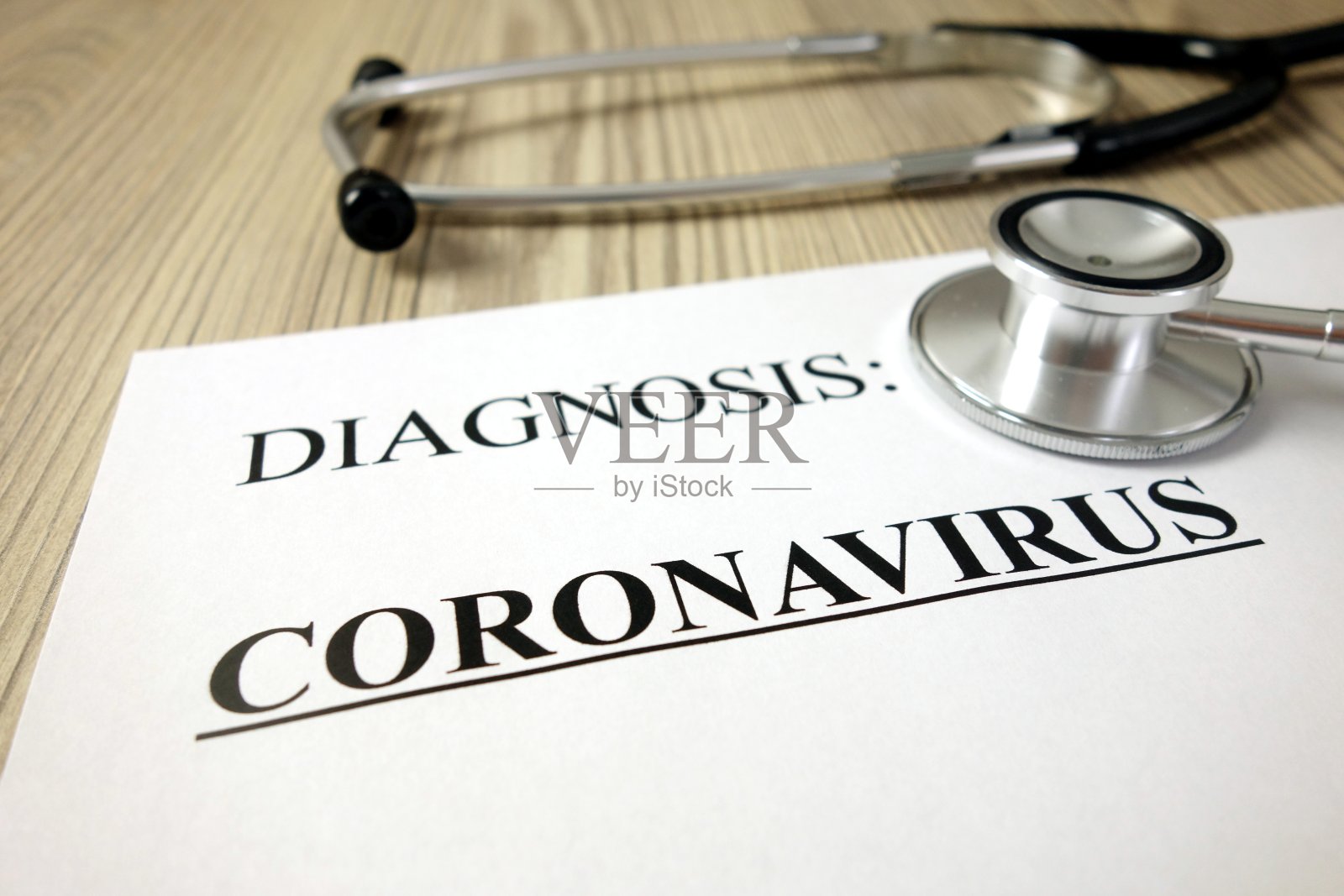 文字诊断:冠状病毒的医疗文件与听诊器照片摄影图片
