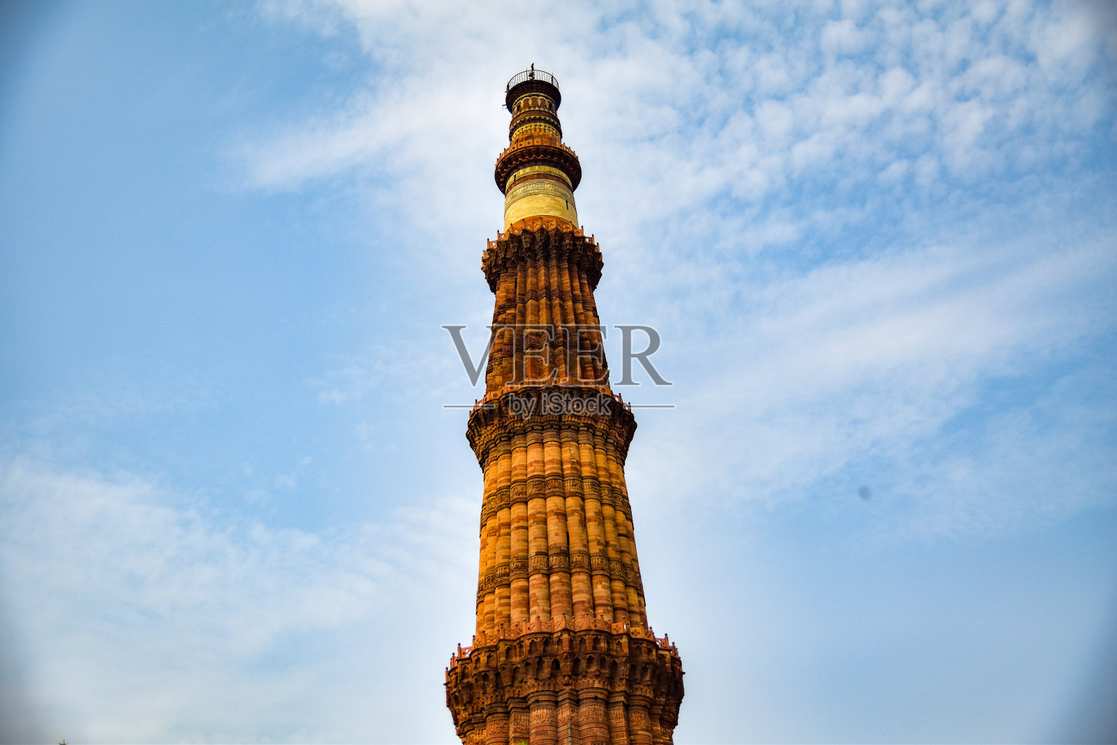 著名的Qutub Minar视图在多云的上午在印度德里，高大的Qutub Minar视图触摸天空照片摄影图片