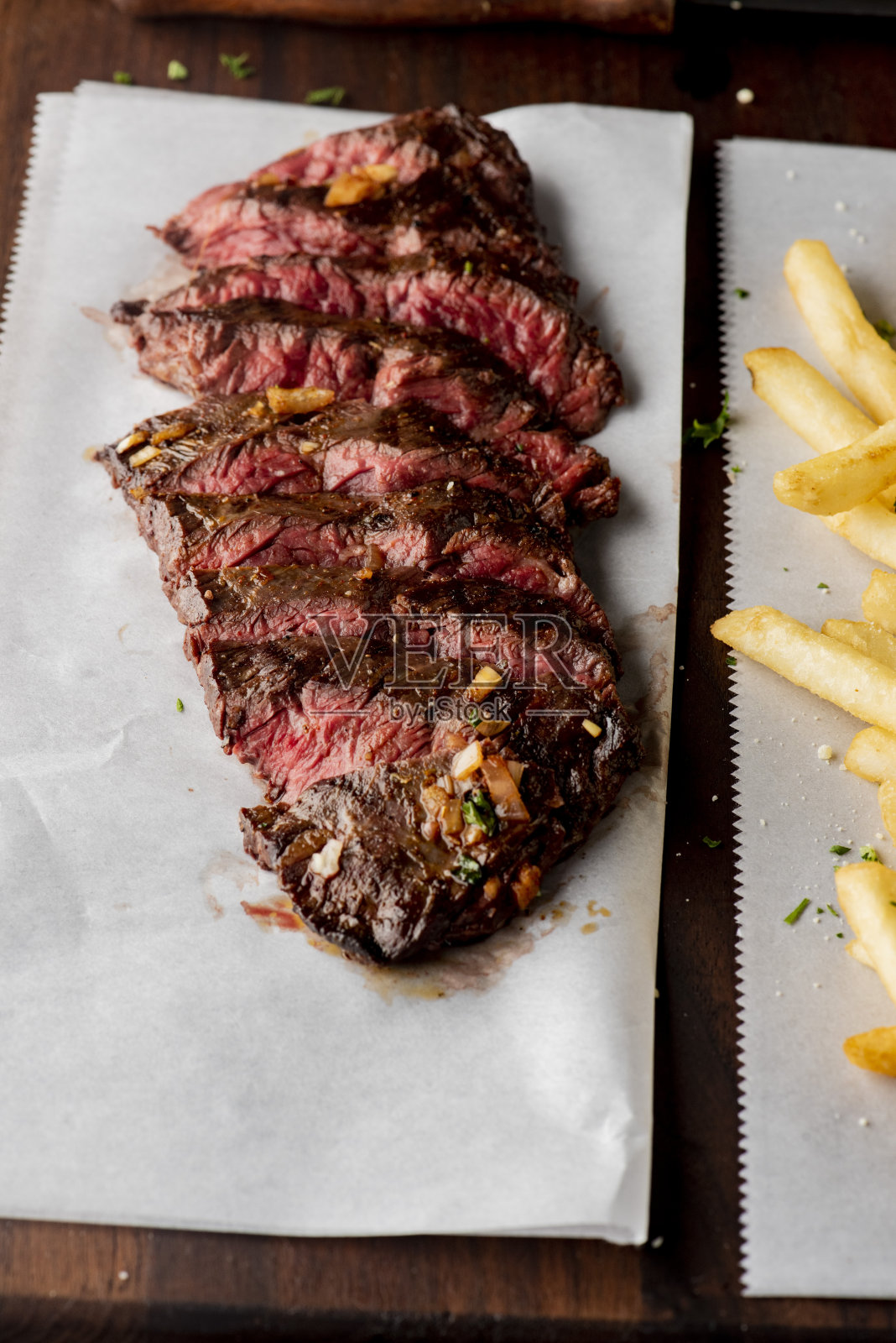 牛排炸薯条。A级，草食安格斯牛肉。传统经典的纽约牛排餐厅菜单最受欢迎。四分熟到三分熟的t骨牛排。配豌豆，橄榄油，盐和胡椒调味。照片摄影图片