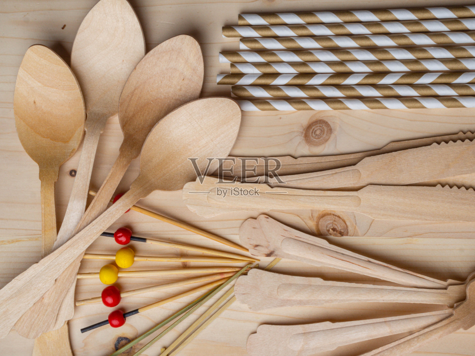 生态，环保一次性餐具由竹子在木制的乡村背景，俯视图，头顶照片摄影图片