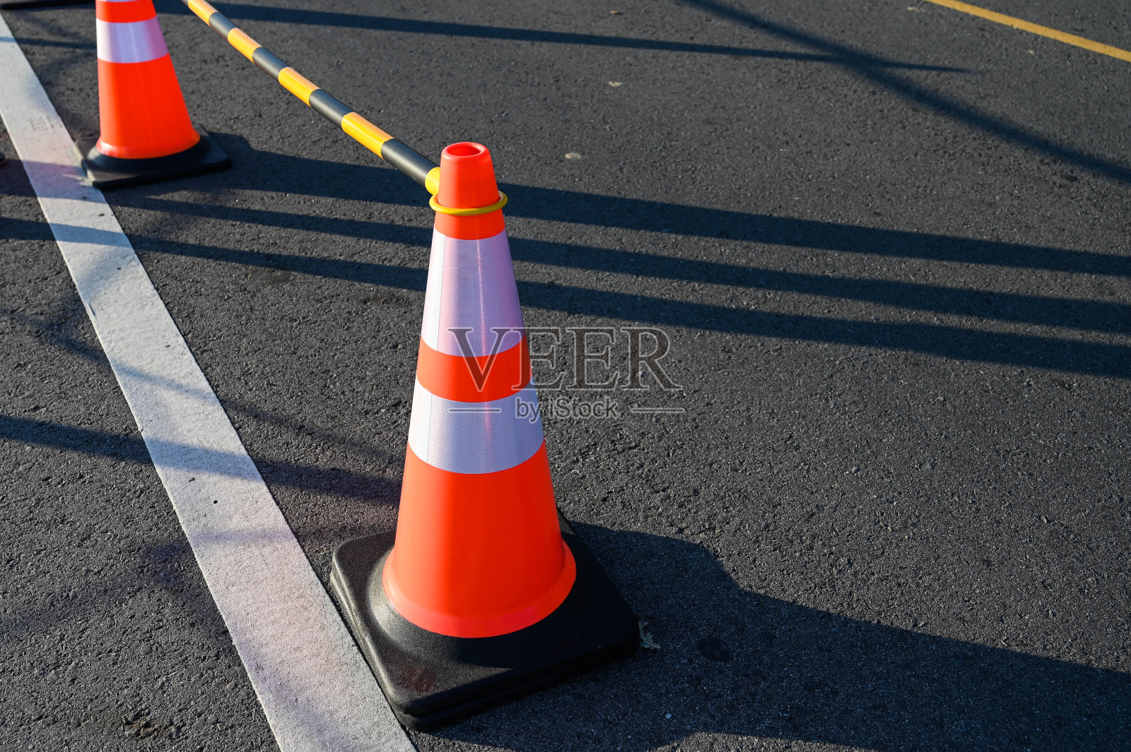 2019年10月11日，台湾桃园，一排交通锥在路边放置。照片摄影图片