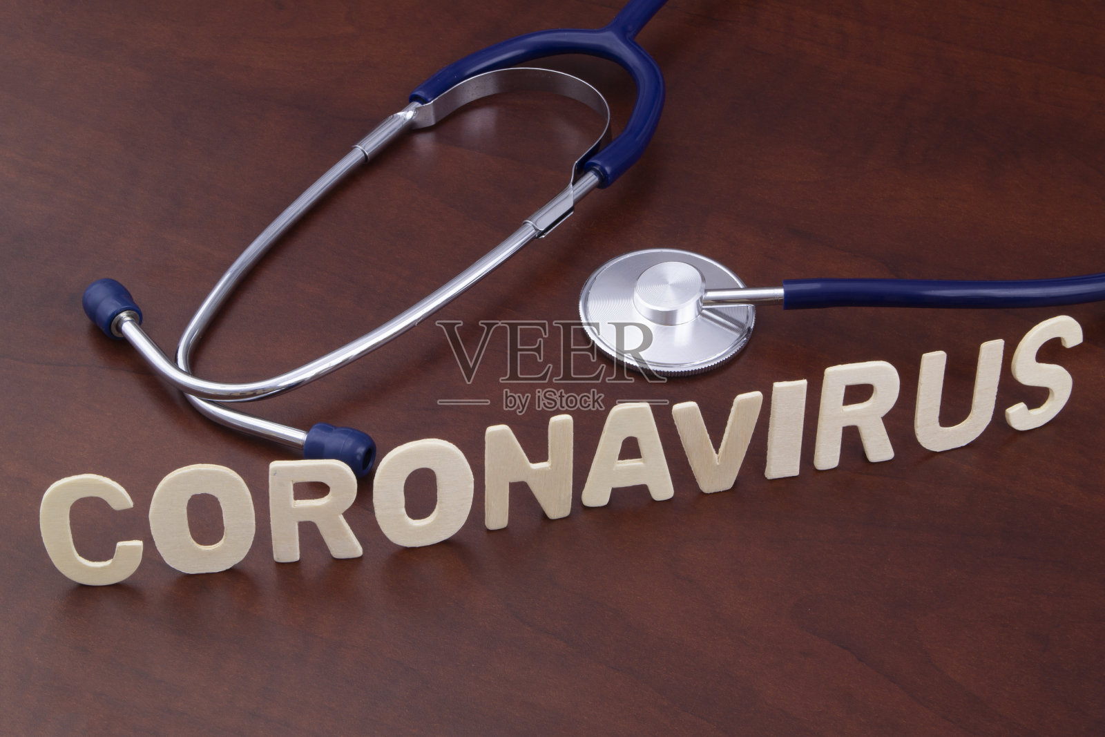 冠状病毒covid-19概念。冠状病毒词听诊器。照片摄影图片