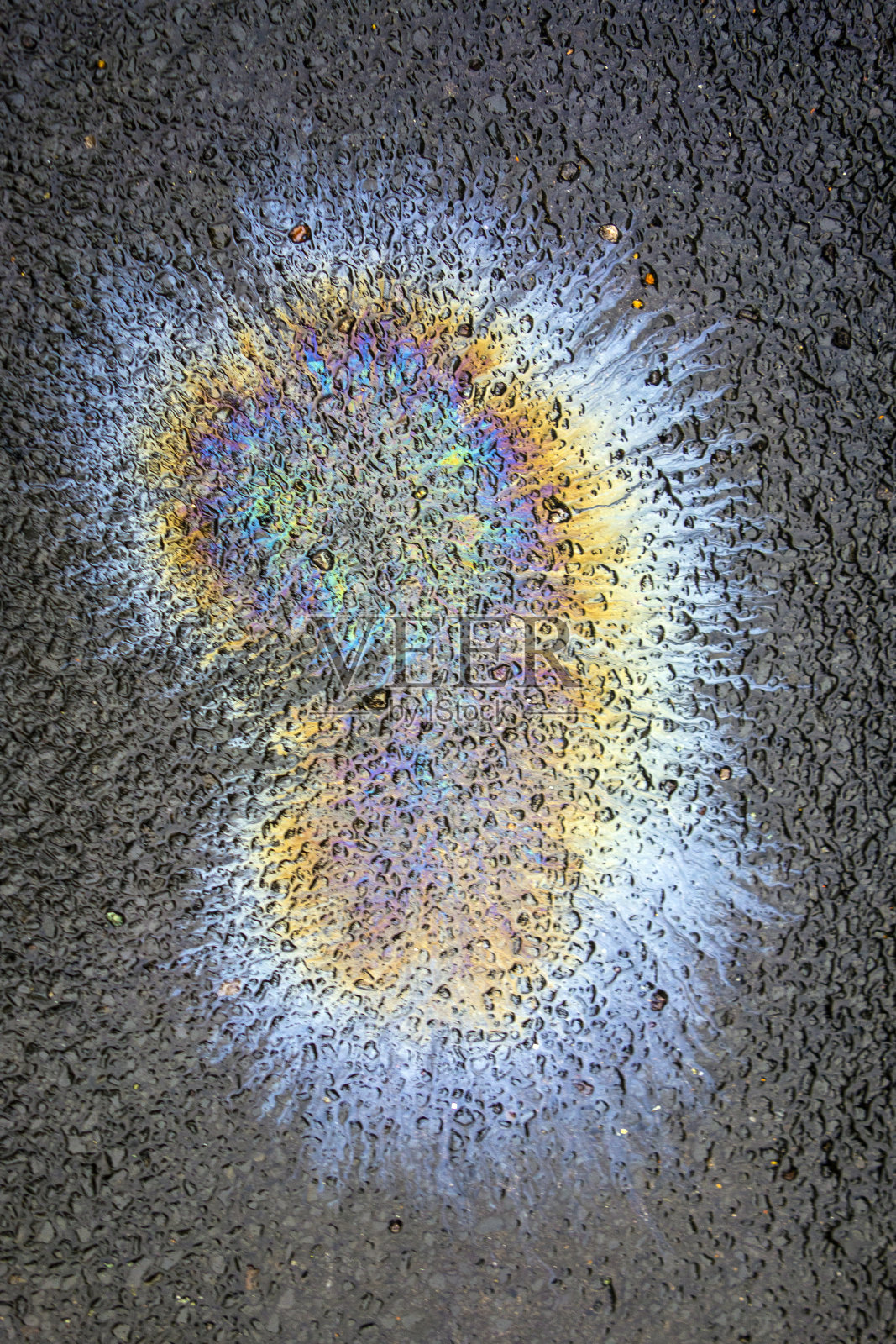 沥青路面上的汽油和汽油泄漏造成彩虹色污染照片摄影图片