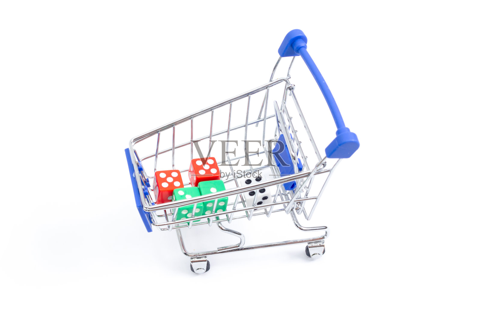 购物车与骰子在白色的背景。隔离照片摄影图片